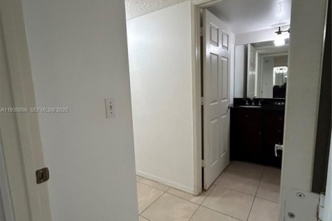 Condo in Davie, Florida, 2 bedrooms  № 1989509 - photo 17