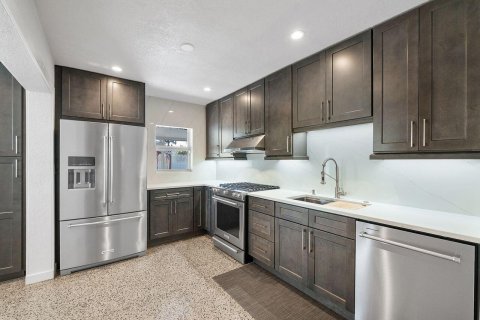 House in Oakland Park, Florida 2 bedrooms, 98.2 sq.m. № 2431524 - photo 10