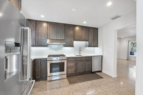House in Oakland Park, Florida 2 bedrooms, 98.2 sq.m. № 2431524 - photo 11