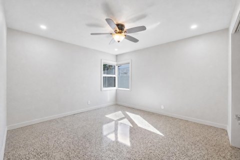 House in Oakland Park, Florida 2 bedrooms, 98.2 sq.m. № 2431524 - photo 22