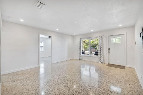 House in Oakland Park, Florida 2 bedrooms, 98.2 sq.m. № 2431524 - photo 8
