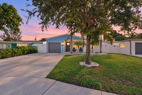 House in Oakland Park, Florida 2 bedrooms, 98.2 sq.m. № 2431524 - photo 2