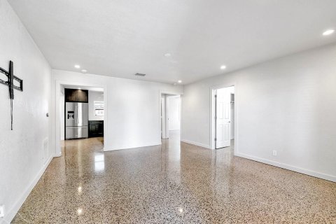 House in Oakland Park, Florida 2 bedrooms, 98.2 sq.m. № 2431524 - photo 9
