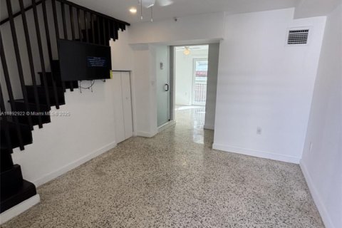 Appartement à louer à Miami, Floride: 2 chambres, 74.41 m2 № 1946464 - photo 3