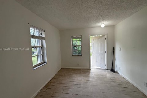 House in Pompano Beach, Florida 5 bedrooms, 113.06 sq.m. № 1896853 - photo 16
