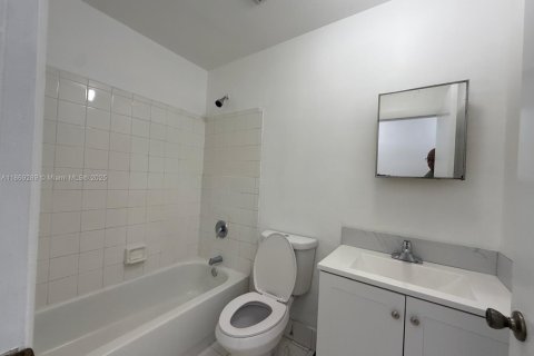 House in Pompano Beach, Florida 5 bedrooms, 113.06 sq.m. № 1896853 - photo 14