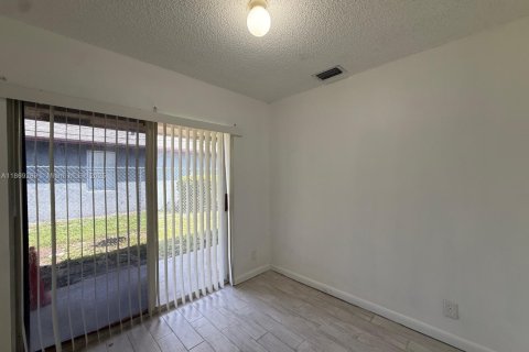 House in Pompano Beach, Florida 5 bedrooms, 113.06 sq.m. № 1896853 - photo 10