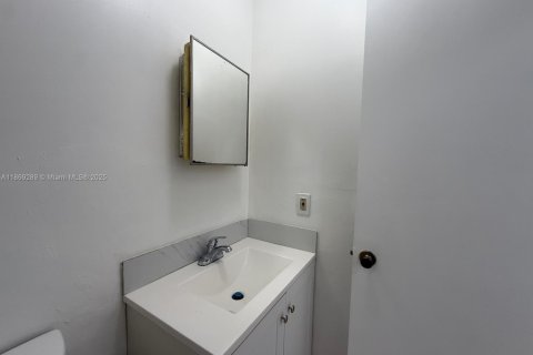 House in Pompano Beach, Florida 5 bedrooms, 113.06 sq.m. № 1896853 - photo 12