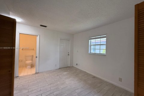 House in Pompano Beach, Florida 5 bedrooms, 113.06 sq.m. № 1896853 - photo 23
