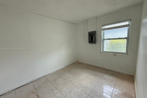 House in Pompano Beach, Florida 5 bedrooms, 113.06 sq.m. № 1896853 - photo 24