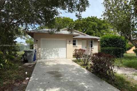 House in Pompano Beach, Florida 5 bedrooms, 113.06 sq.m. № 1896853 - photo 1