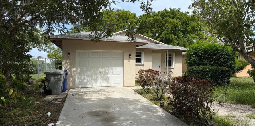 House in Pompano Beach, Florida 5 bedrooms, 113.06 sq.m. № 1896853