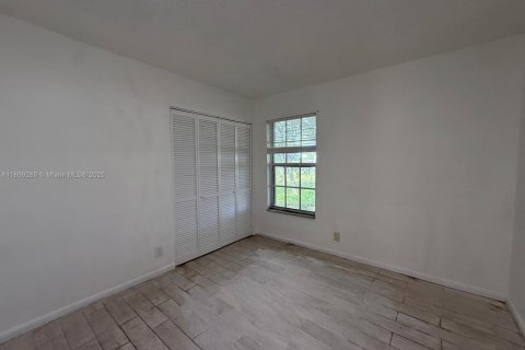 House in Pompano Beach, Florida 5 bedrooms, 113.06 sq.m. № 1896853 - photo 20