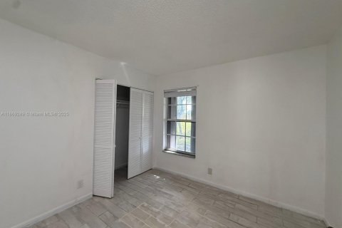 House in Pompano Beach, Florida 5 bedrooms, 113.06 sq.m. № 1896853 - photo 9