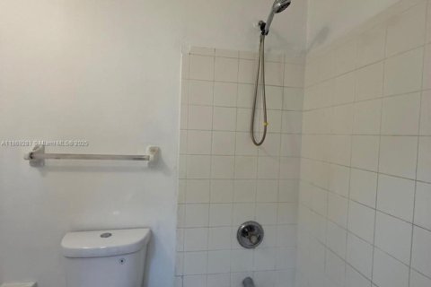 House in Pompano Beach, Florida 5 bedrooms, 113.06 sq.m. № 1896853 - photo 21