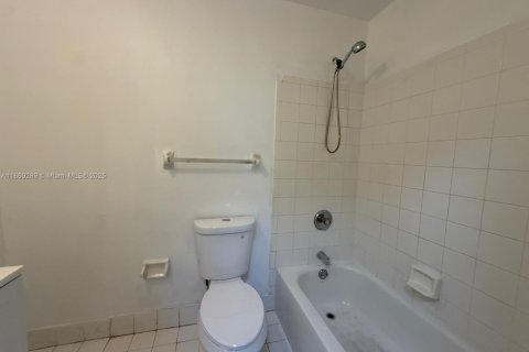 House in Pompano Beach, Florida 5 bedrooms, 113.06 sq.m. № 1896853 - photo 18