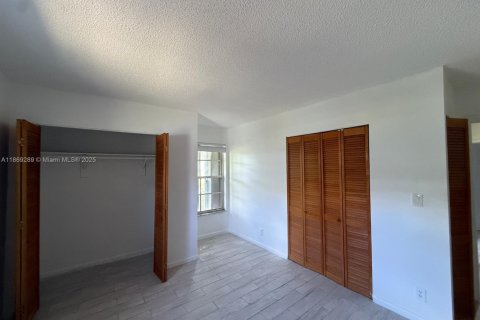 House in Pompano Beach, Florida 5 bedrooms, 113.06 sq.m. № 1896853 - photo 8