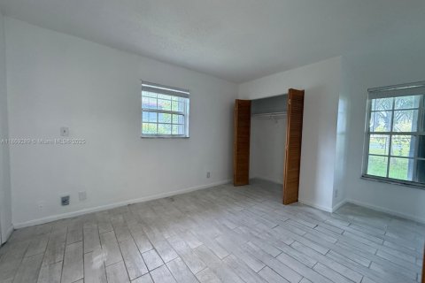 House in Pompano Beach, Florida 5 bedrooms, 113.06 sq.m. № 1896853 - photo 15