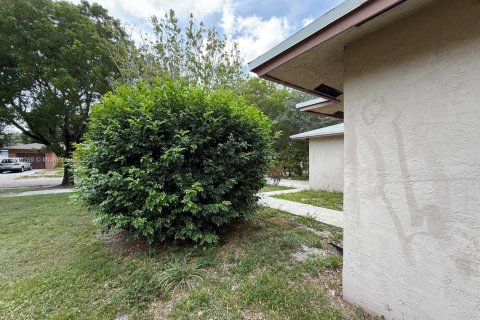 House in Pompano Beach, Florida 5 bedrooms, 113.06 sq.m. № 1896853 - photo 4