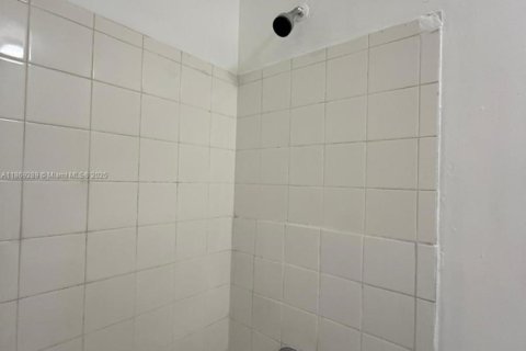 House in Pompano Beach, Florida 5 bedrooms, 113.06 sq.m. № 1896853 - photo 13