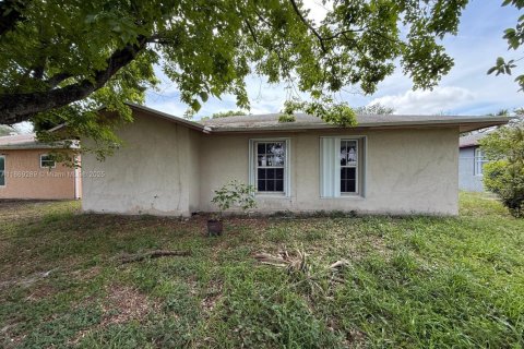 House in Pompano Beach, Florida 5 bedrooms, 113.06 sq.m. № 1896853 - photo 2