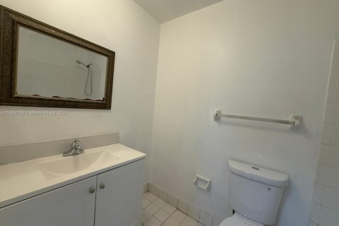 House in Pompano Beach, Florida 5 bedrooms, 113.06 sq.m. № 1896853 - photo 17