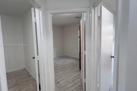 House in Pompano Beach, Florida 5 bedrooms, 113.06 sq.m. № 1896853 - photo 22