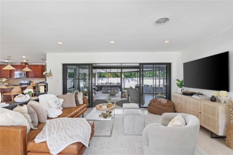 House in Fort Lauderdale, Florida 2 bedrooms, 128.67 sq.m. № 2193444 - photo 2