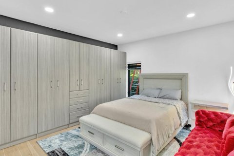 House in Coral Gables, Florida 4 bedrooms, 300.45 sq.m. № 994338 - photo 1