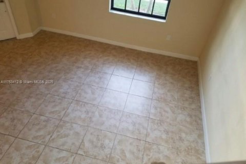 Townhouse in Hialeah Gardens, Florida 3 bedrooms, 146.23 sq.m. № 1730029 - photo 6