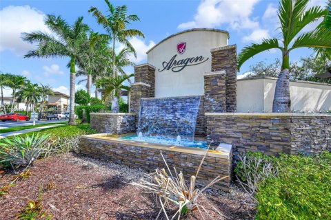 Townhouse in Hialeah Gardens, Florida 3 bedrooms, 146.23 sq.m. № 1730029 - photo 11