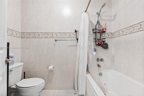 Adosado en venta en Hialeah, Florida, 2 dormitorios, 134.89 m2 № 2019476 - foto 25