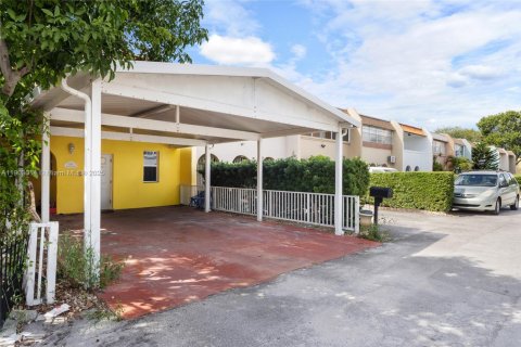 Adosado en venta en Hialeah, Florida, 2 dormitorios, 134.89 m2 № 2019476 - foto 3
