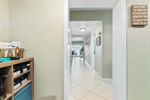 Adosado en venta en Hialeah, Florida, 2 dormitorios, 134.89 m2 № 2019476 - foto 5