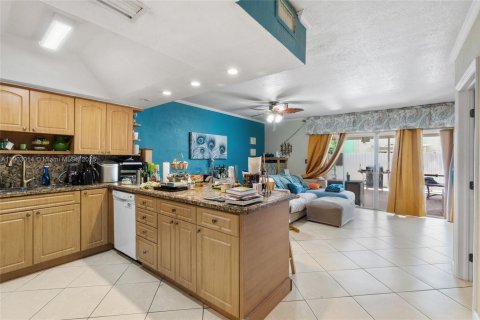 Adosado en venta en Hialeah, Florida, 2 dormitorios, 134.89 m2 № 2019476 - foto 15