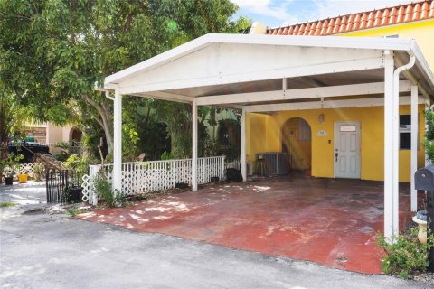 Adosado en venta en Hialeah, Florida, 2 dormitorios, 134.89 m2 № 2019476 - foto 4