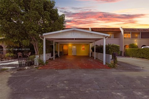 Adosado en venta en Hialeah, Florida, 2 dormitorios, 134.89 m2 № 2019476 - foto 2