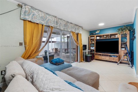 Adosado en venta en Hialeah, Florida, 2 dormitorios, 134.89 m2 № 2019476 - foto 18