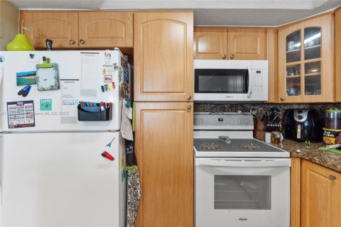 Adosado en venta en Hialeah, Florida, 2 dormitorios, 134.89 m2 № 2019476 - foto 13