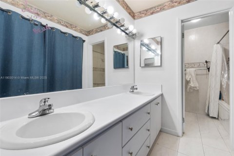 Adosado en venta en Hialeah, Florida, 2 dormitorios, 134.89 m2 № 2019476 - foto 27