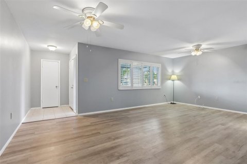 House in Sun City Center, Florida 2 bedrooms, 157.38 sq.m. № 2349817 - photo 5