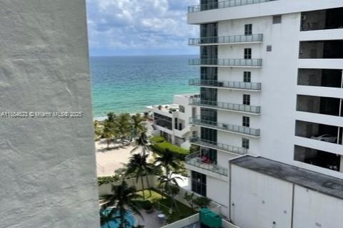 Copropriété à louer à Hollywood, Floride: 2 chambres, 107.12 m2 № 2038000 - photo 14