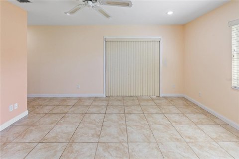 House in Winter Haven, Florida 3 bedrooms, 198.81 sq.m. № 2152103 - photo 15
