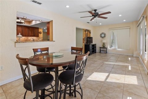 House in Winter Haven, Florida 3 bedrooms, 198.81 sq.m. № 2152103 - photo 8