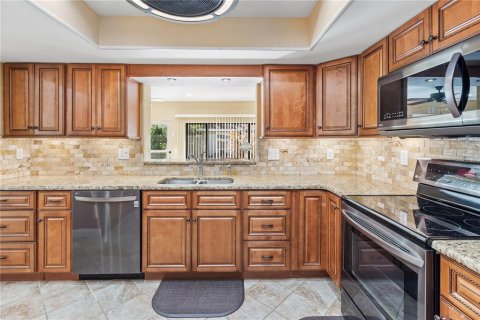 House in Winter Haven, Florida 3 bedrooms, 198.81 sq.m. № 2152103 - photo 3
