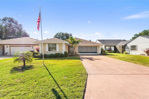House in Winter Haven, Florida 3 bedrooms, 198.81 sq.m. № 2152103