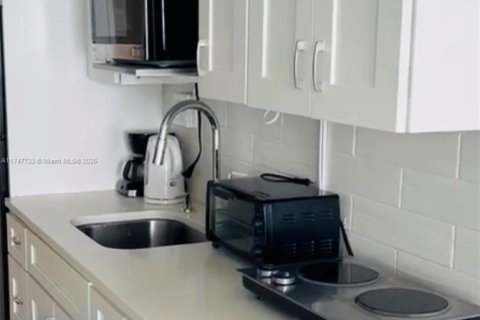 Condo in Sunny Isles Beach, Florida  № 1985167 - photo 8