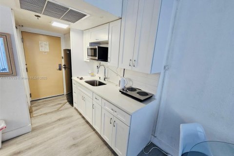 Condo in Sunny Isles Beach, Florida  № 1985167 - photo 7