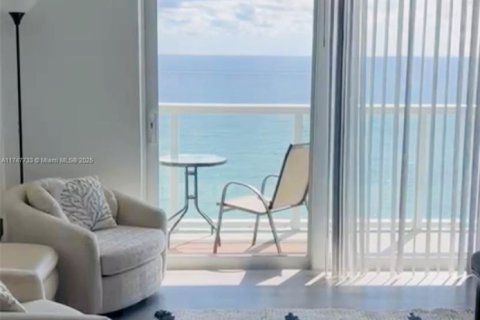 Condo in Sunny Isles Beach, Florida  № 1985167 - photo 1