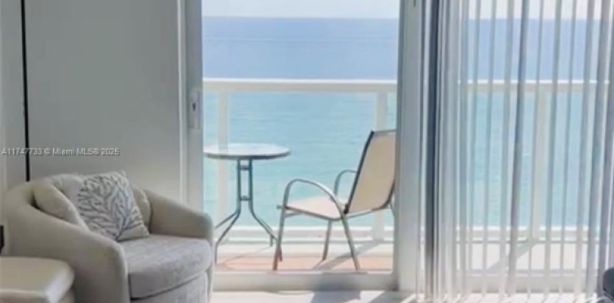 Studio in the Condo in Sunny Isles Beach, Florida  № 1985167